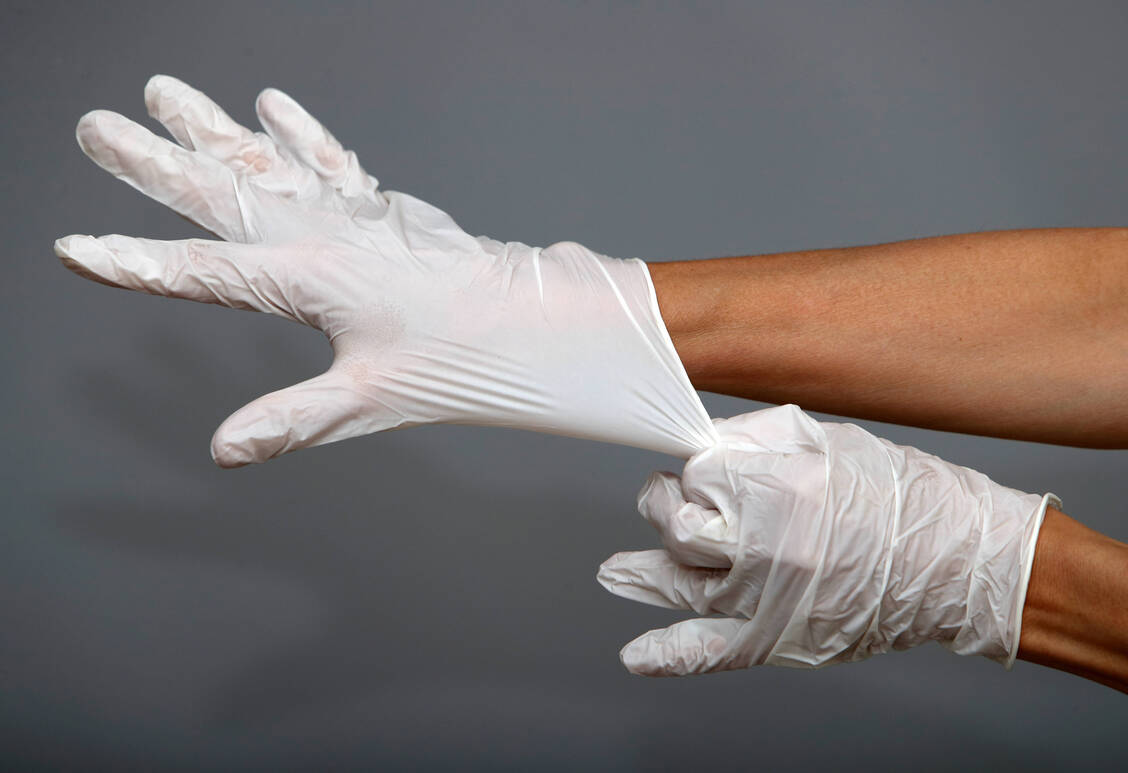 Einmalhandschuhe werden ausschließlich in Asien produziert. Rund 90 Prozent der Produktion stammen aus Malaysia, China und Thailand, der Rest kommt  aus Vietnam und Indonesien. / Foto: imago images/serienlicht