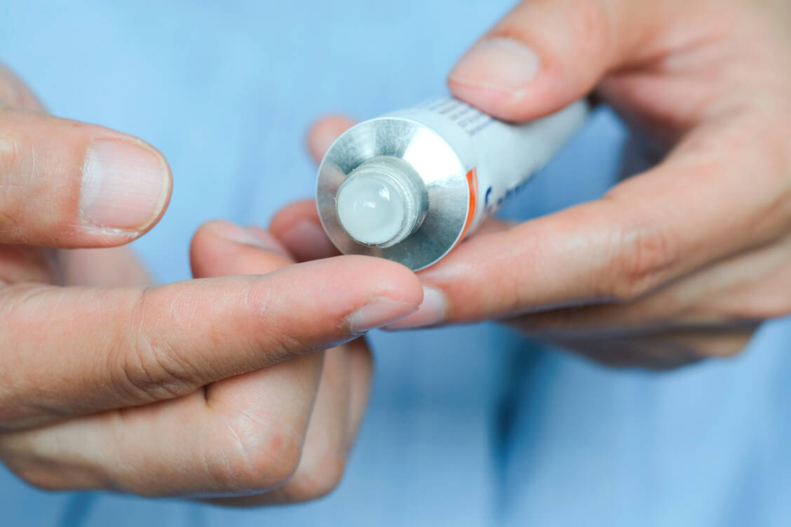 Schmerzgele mit Diclofenac sollten möglichst nicht abgewaschen werden, um die Gewässerbelastung mit dem Wirkstoff zu reduzieren. / Foto: Adobe Stock/Photo Sesaon