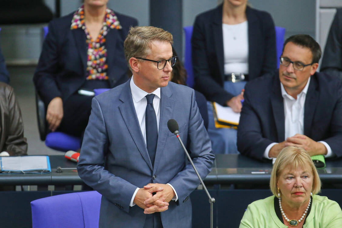 Der neue Gesundheitsminister Carsten Linnemann (CDU) musste sich den Fragen der Abgeordneten des Bundestags stellen. / © Imago/dts Nachrichtenagentur
