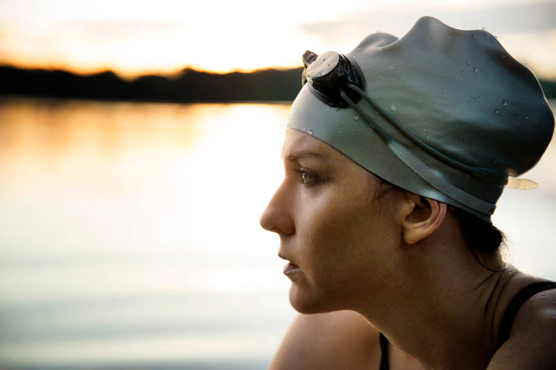 Wer Kontaktlinsen trägt, öffnet sowieso meist nicht unter Wasser die Augen. Eine Schwimmbrille empfiehlt sich. / Foto: Getty Images/Jonathan Chapman