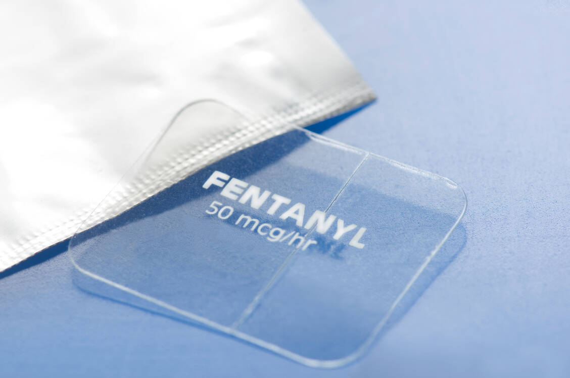 Hoch wirksam in der Schmerztherapie, aber auch potenziell gefährlich bei falscher Anwendung: Fentanyl-haltige transdermale Pflaster.  / Foto: Adobe Stock/Sherry Yates