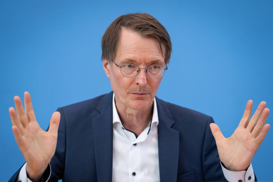 Bundesgesundheitsminister Karl Lauterbach (SPD) will mit seinen künftigen Gesetzgebungsverfahren die Qualität der Versorgung verbessern – und nicht nur Geld sparen. / Foto: Imago: Political-Moments