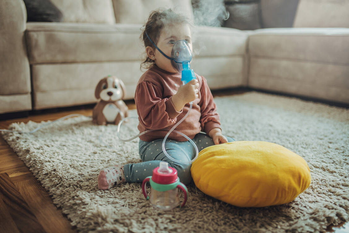 Dank moderner Therapiemöglichkeiten hat ein junges Kind mit Mukoviszidose heute eine Lebenserwartung von 60 Jahren. Mehrfach tägliches Inhalieren gehört für die Betroffenen von Anfang an zum Alltag. / Foto: Getty Images/Dalibor Despotovic