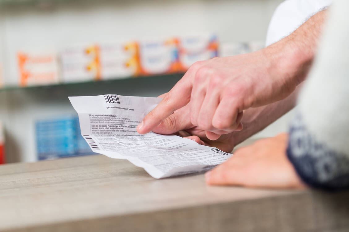 Bei Risiken und Nebenwirkungen sollten Patienten ihren Apotheker oder Arzt nicht nur fragen, sondern auch darüber berichten, wenn sie unerwünschte Arzneimittelwirkungen erleiden. / Foto: Adobe Stock/Benjamin Nolte