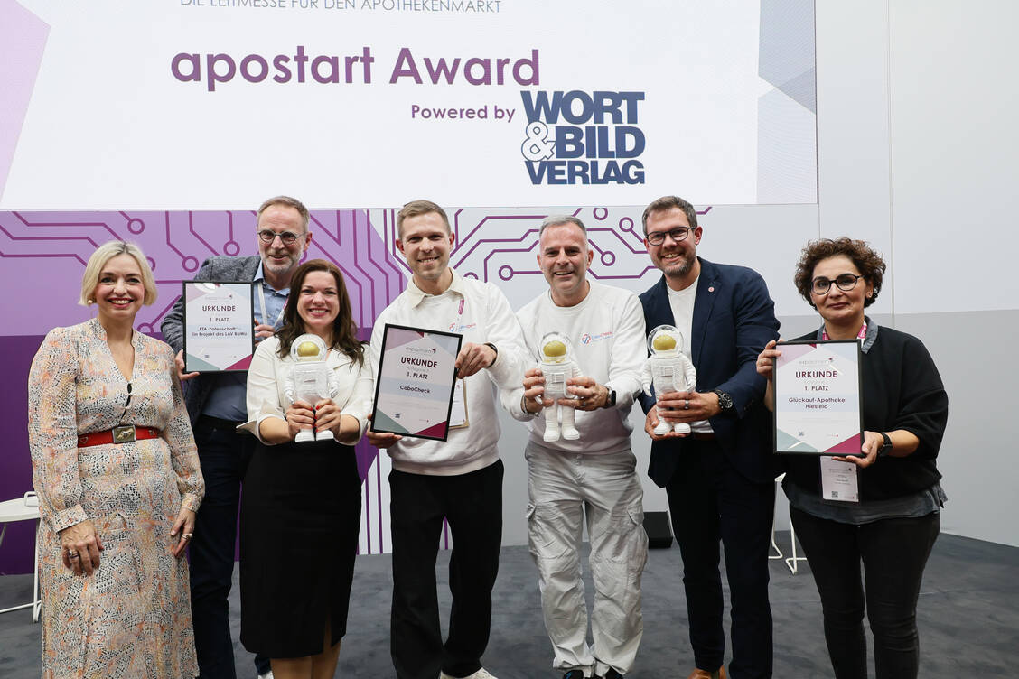 Die Gewinner der drei Kategorien: Marc Kriesten, Inhaber der Glückauf-Apotheke in Dinslaken (2.v.r.), Heiko Fuchs (3.v.r.) und Marc-André Röske (4.v.r.) von CaboCheck sowie Sandra Barisch (5.v.r.) und Frank Eickmann (6.v.r.) vom Landesapothekerverband Baden-Württemberg. / © Alois Mueller
info@amfotos.com