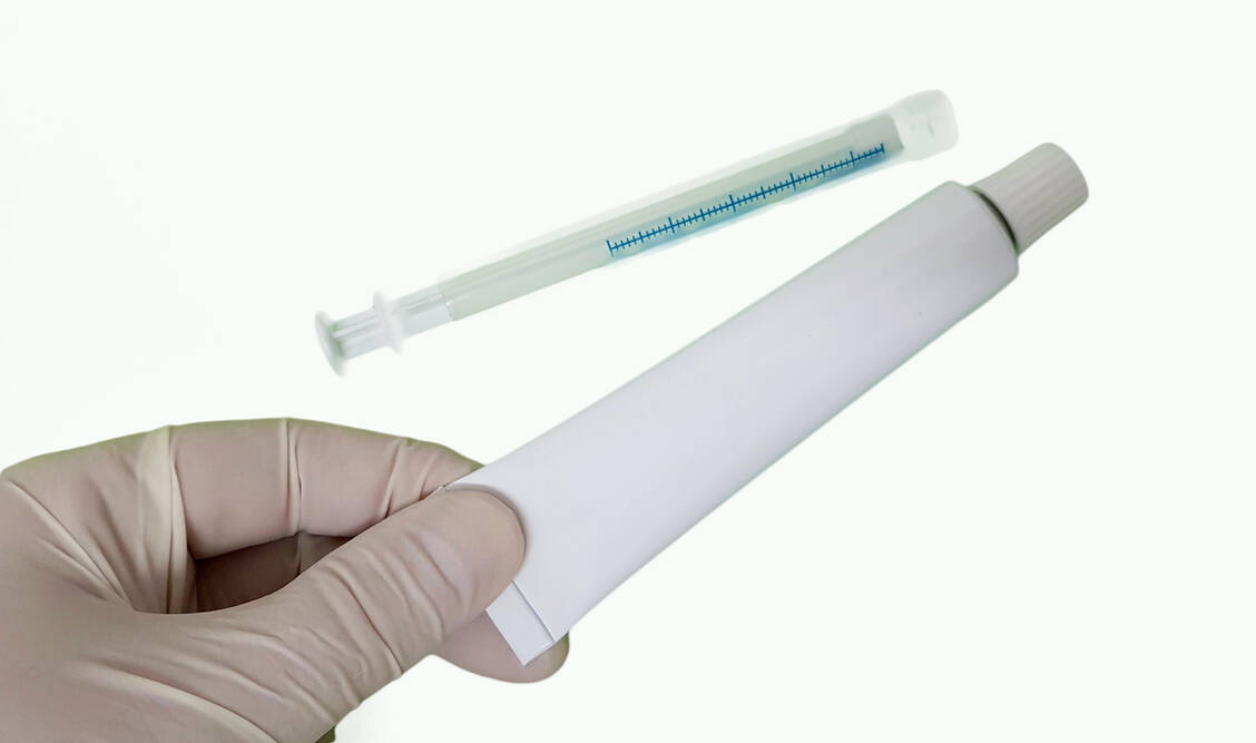 Hoch dosiertes Estradiol (0,01 Prozent) darf in Zukunft maximal als 25-Gramm-Tube abgegeben werden. / Foto: Adobe Stock/enriscapes