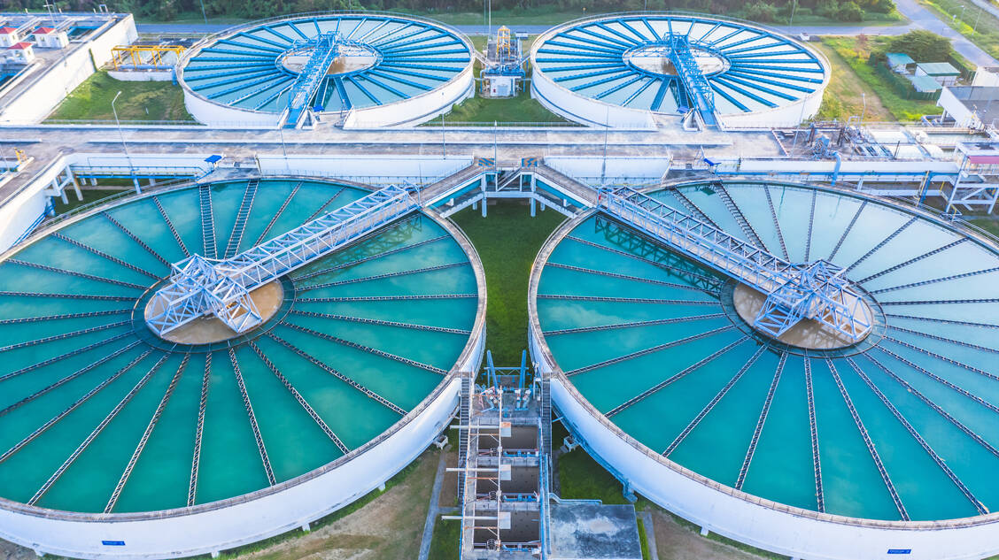 Die meisten Kläranlagen in Deutschland reinigen das Abwasser in einem dreistufigen Ver­fahren. Jede zusätzliche Stufe kostet mehr Geld und Energie. / Foto: Adobe Stock/Kalyakan
