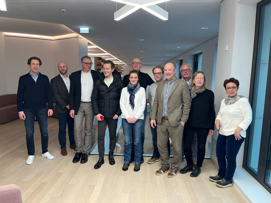 Die Pharmazeuten trafen sich im Apothekerhaus mit Abgeordneten der SPD (v.l.n.r.): Jan-Niklas Francke, Stephan Frohne, Carsten Wohlfeil, Matthias Mieves, Susanne Koch, Thomas Hanhart, Stefan Behrens, Peter Schreiber, Andreas Hott, Petra Engel-Djabarian, Dr. Anna Maria Grimm / Foto: Apothekerverband Rheinland-Pfalz