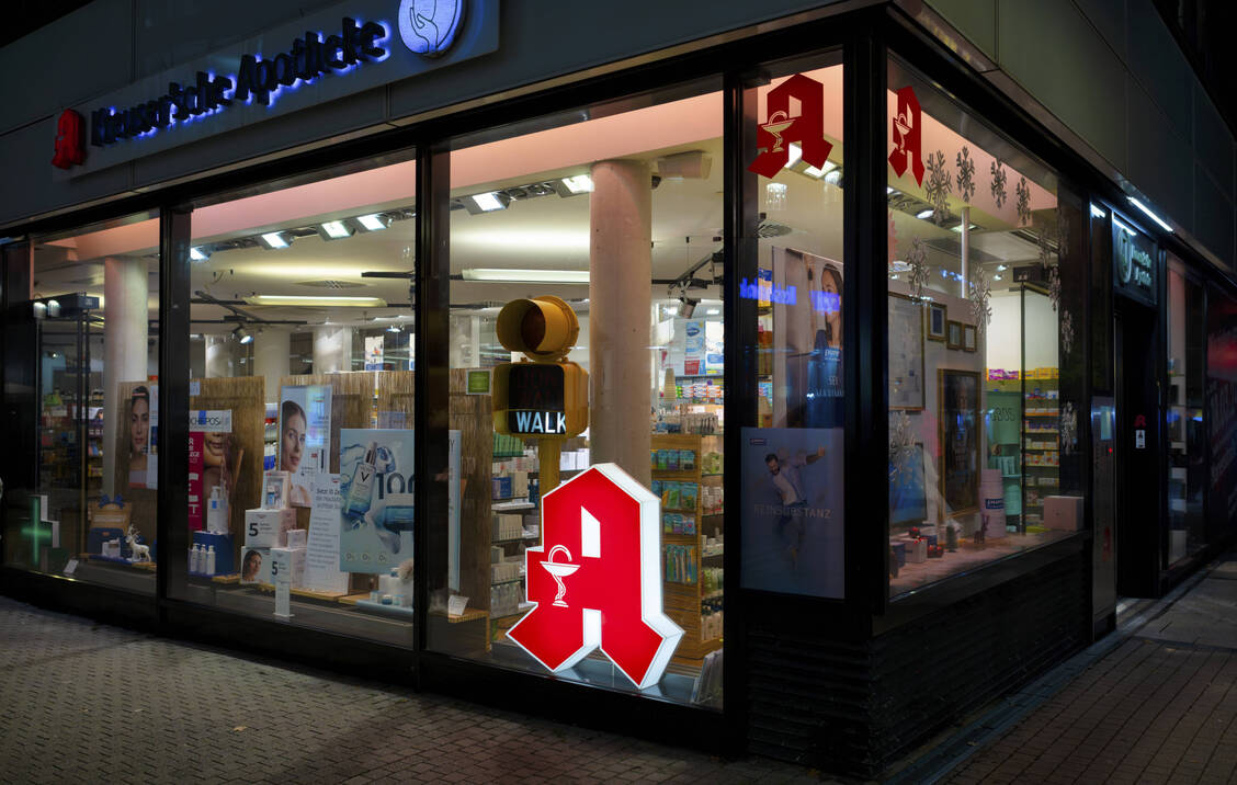 Eine Apotheke in Stuttgart bei Nacht.  / © IMAGO/imagebroker
