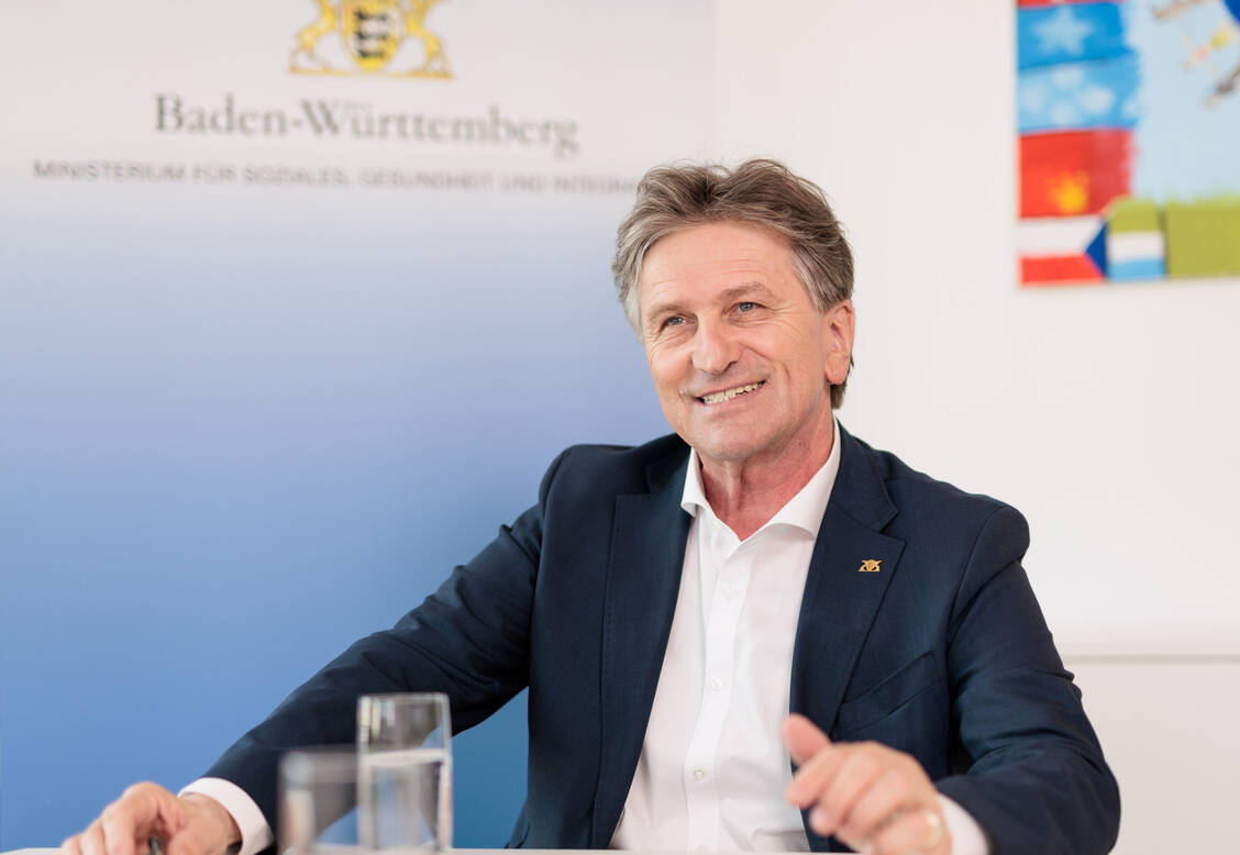 Nach Angaben der Landesapothekerkammer Baden-Württemberg war Manne Lucha (Grüne) beeindruckt von der Leidenschaft des Berufsstands. / Foto: Ministerium für Soziales, Gesundheit und Integration Baden-Württemberg / Jan Potente