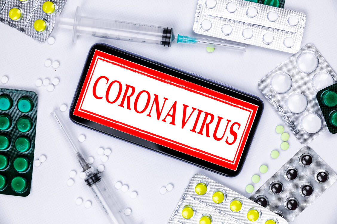 Momentan soll das Coronavirus SARS-CoV-2 bekämpft werden. Zukünftig könnte es andere Coronaviren mit Pandemie-Potenzial geben. Das heißt, Pan-Coronavirus-Inhibitoren wären sehr wünschenswert. / Foto: Getty Images/Anton Petrus