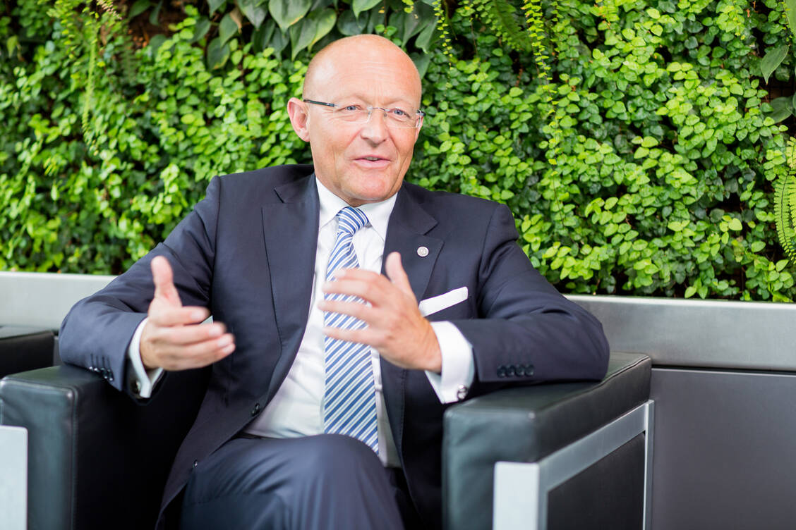 Energieeffiziente Technik: Bionorica-Chef Michael A. Popp betonte, dass der Standort Neumarkt seit Anfang 2021 Ökostrom aus 100 Prozent
erneuerbaren Energien bezieht. / Foto: janvoth.com