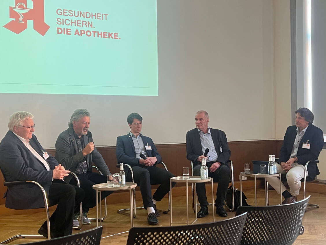 Diskutierten über die Zukunft der öffentlichen Apotheke (v.l.): Mathias Arnold, Vorstandsvorsitzender des Landesapothekerverbandes Sachsen-Anhalt, Apotheker Jürgen Schäfer aus Winterberg, Apotheker Sven Lobeda aus Dresden sowie Michael Seifert und Holger Trachte, Referenten im Gesundheitsmanagement der Berlin-Chemie AG. / © PZ/Höhn