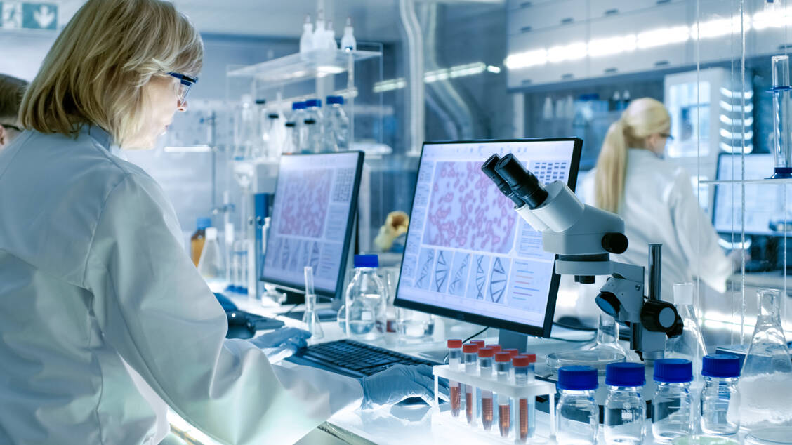 Für die forschungsintensiven Pharmaunternehmen ist der Schutz geistigen Eigentums besonders wichtig. / © Adobe Stock/Gorodenkoff Productions OU