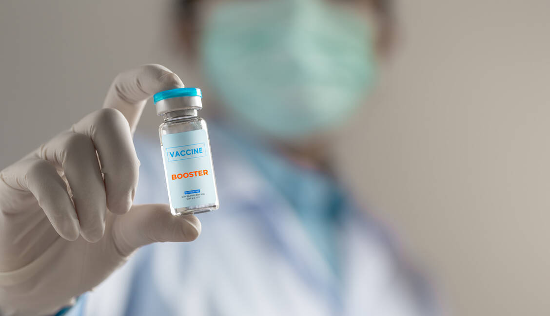 In den USA stehen derzeit drei Corona-Impfstoffe zur Verfügung. Bestimmte Personengruppen können sechs Monate nach der primären Immunisierung einen Booster erhalten, dabei sind nun alle Kombinationsmöglichkeiten erlaubt. / Foto: Adobe Stock/Kt Stock