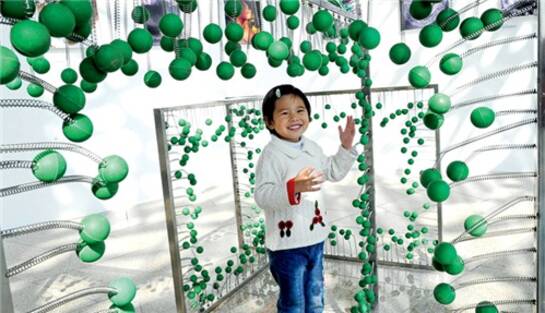 Nanoteilchen sind winzig, wie diese Ausstellungen  anschaulich macht. Sie können in  der Pharmazie  verwendet werden, um Arzneistoffe an ihren Wirkort zu transportieren.
<p class="fotonachweis">Foto: dpa</p>