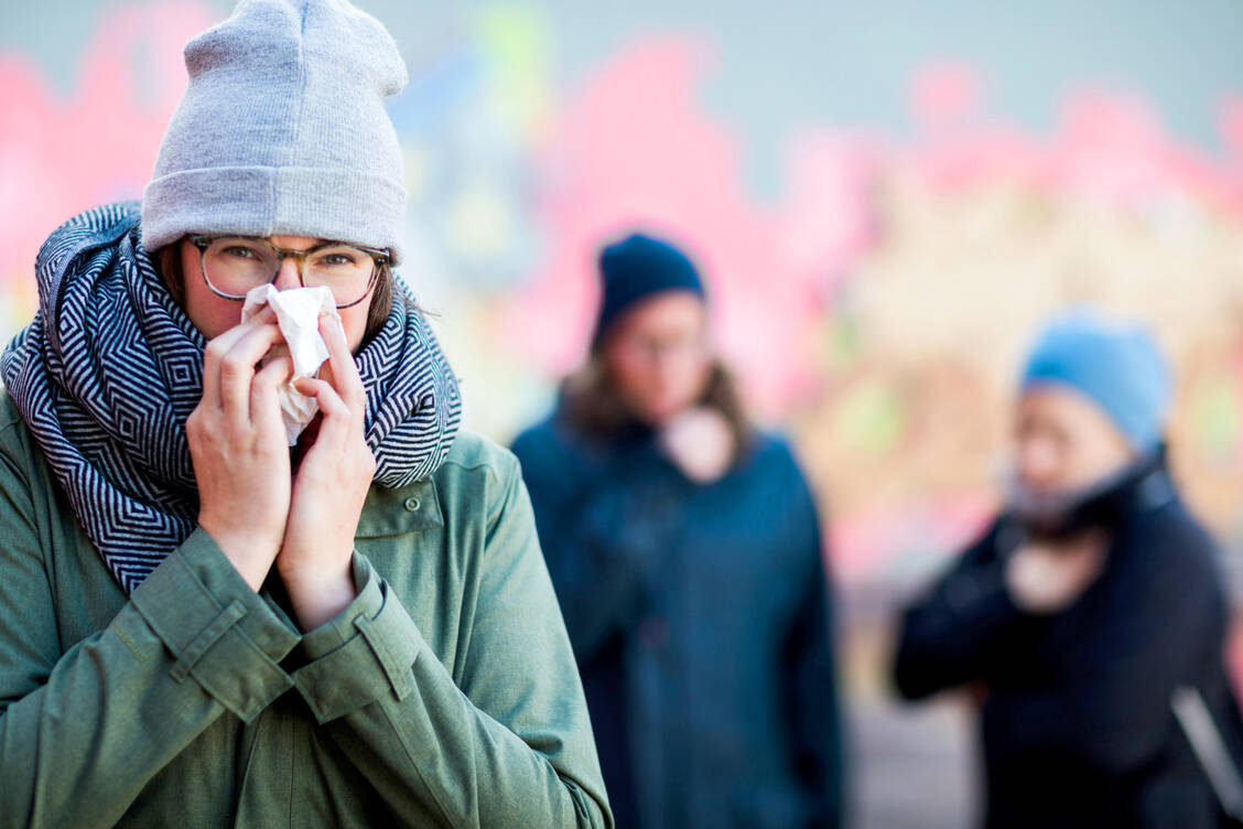 Zirkulierenden Viren bestmöglich aus dem Weg gehen: Das gelingt mit variantenangepassten Impfstoffen gegen Covid-19 und Influenza. / © Getty Images/Jan-Otto