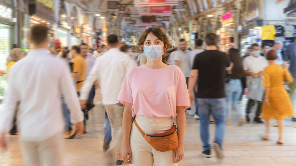 Masketragen, auch wenn es gesetzlich nicht mehr vorgeschrieben ist: Das schützt vor Infektionen. / Foto: Getty Images/Oleh_Slobodeniuk