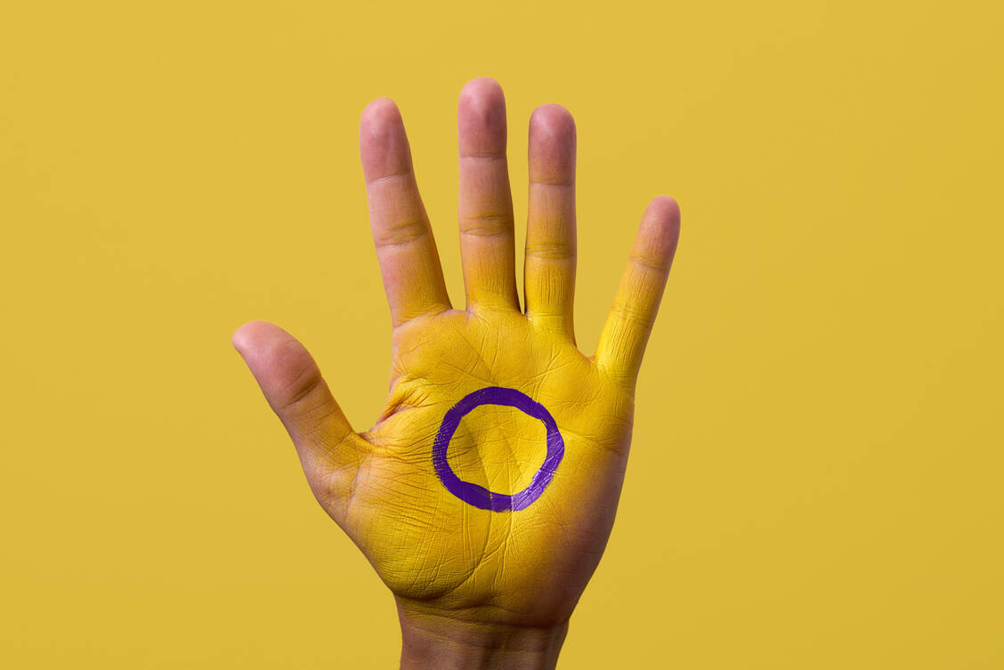 Der violette Kreis auf gelbem Grund steht für Intersexualität, wobei dieser Begriff umstritten ist. Bevorzugt wird von »Varianten der Geschlechtsentwicklung« gesprochen. / Foto: Adobe Stock/nito