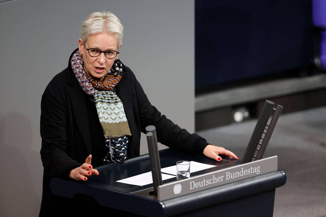 Unter anderem die Grünen-Gesundheitsexpertin Maria Klein-Schmeink forderte bei einer Bundestagsdebatte mehr Flexibilität bei den Abgaberegeln in der Apotheke. / Foto: IMAGO/Future Image