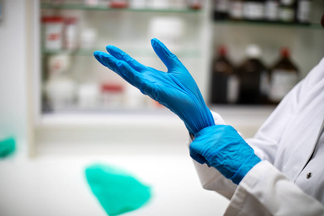 Insbesondere letzten Winter haben viele Apotheken Rezepturen von Fiebersäften für Kinder hergestellt. In versorgungskritischen Situationen würden sie gern größere Mengen auf Vorrat herstellen (Defektur). / Foto: Getty Images/Luis Alvarez