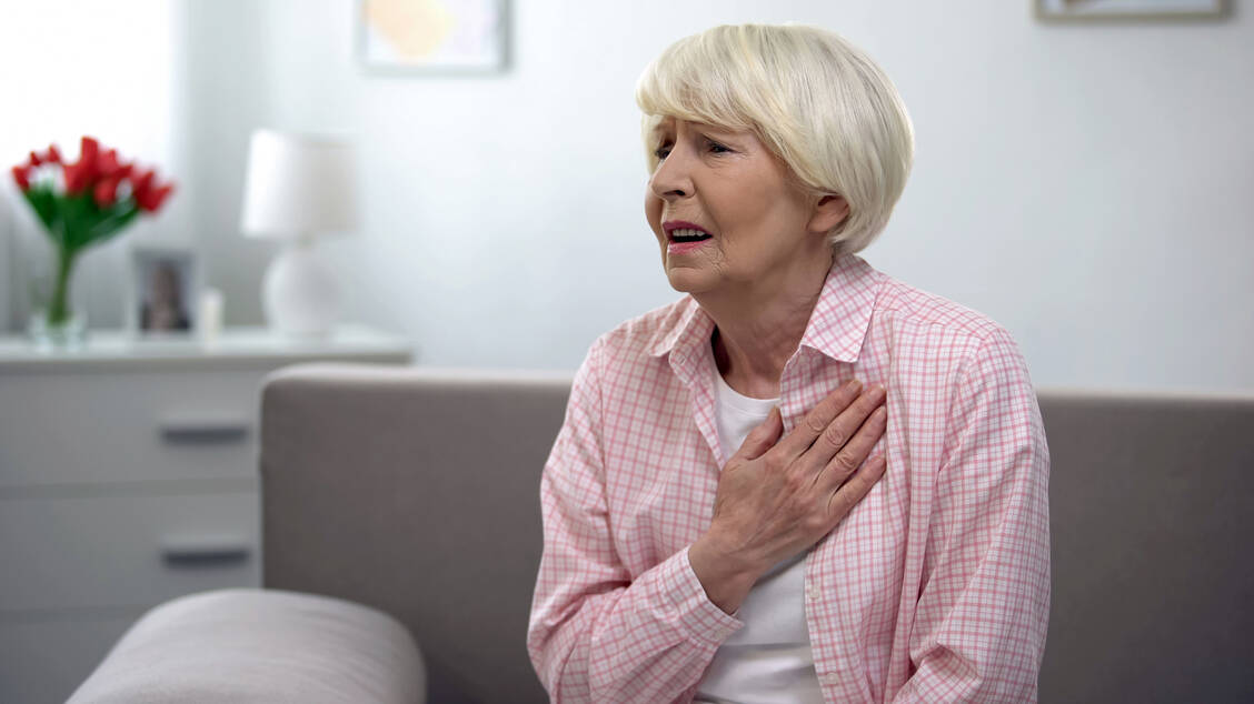 Frauen nehmen einen Herzinfarkt oft anders wahr als Männer. Sie haben häufiger unspezifische Symptome wie Kurzatmigkeit, Übelkeit und Erbrechen sowie Beschwerden im Oberbauch. Weniger gefährlich ist der Infarkt deswegen nicht. / Foto: Adobe Stock/motortion