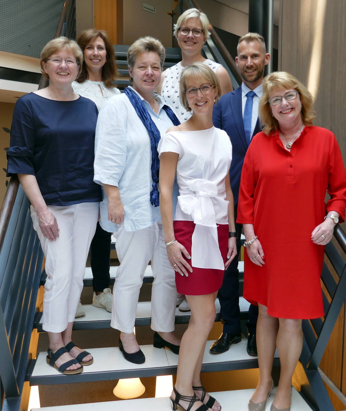 Der neue Vorstand der Apothekerkammer Niedersachsen (von links): Dr. Gabriele Röscheisen-Pfeifer, Cordula Maring-Nöh, Gaby Brackmann, Bianca Uekermann (1. Reihe), Ines Prigge (2. Reihe), Christopher Jürgens, Cathrin Burs. / Foto: PZ/Christiane Berg