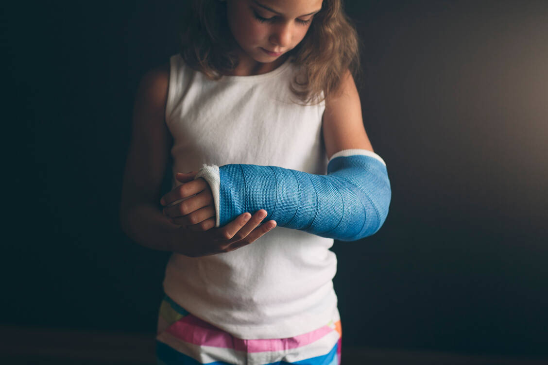 Etwa jedes zweite Kind bricht sich während der Wachstumsphase mal einen oder mehrere Knochen. Am häufigsten ist die Unterarmfraktur. / Foto: Getty Images/Rebecca Nelson