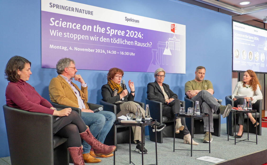 Kontroverse Diskussion: MdB Linda Heitmann (Bündnis 90/Die Grünen), Professor Dr. Benedikt Fischer (Faculty of Health Sciences, Simon Fraser University Kanada), Professor Dr. Ursula Havemann-Reinecke (Klinik für Psychiatrie und Psychotherapie, Universitätsmedizin Göttingen), MdB Simone Borchardt (CDU), PD Dr. Robert Feustel (Institut für Soziologie, Friedrich-Schiller-Universität Jena). Moderation: Katharina Menne, Redakteurin bei »Spektrum der Wissenschaft« (von links) / © Springer Nature/Till Budde
