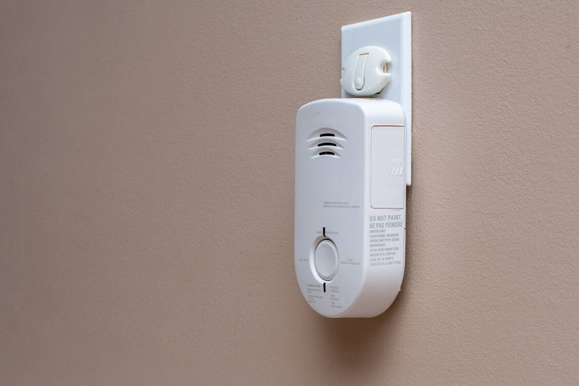 Kohlenmonoxid kann man weder riechen noch sehen oder schmecken. Normale Brandmelder detektieren das gefährliche Gas nicht. Dazu gibt es eigene Geräte wie dieses hier. / Foto: Adobe Stock/KingmaPhotos