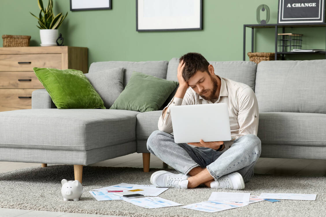 Schulden als Gesundheitsrisiko: Durch finanzielle Belastungen können körperliche Beschwerden entstehen. / © Adobe Stock/Pixel-Shot