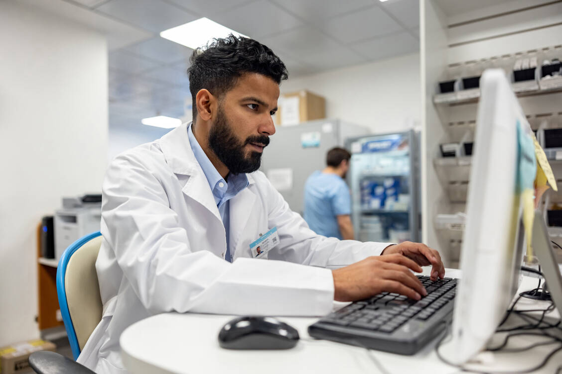 Apotheker informieren den Stationsarzt über alle arzneimittelbezogenen Probleme eines Patienten – oft als Notiz in den elektronischen Systemen. / © Getty Images/Hispanolistic