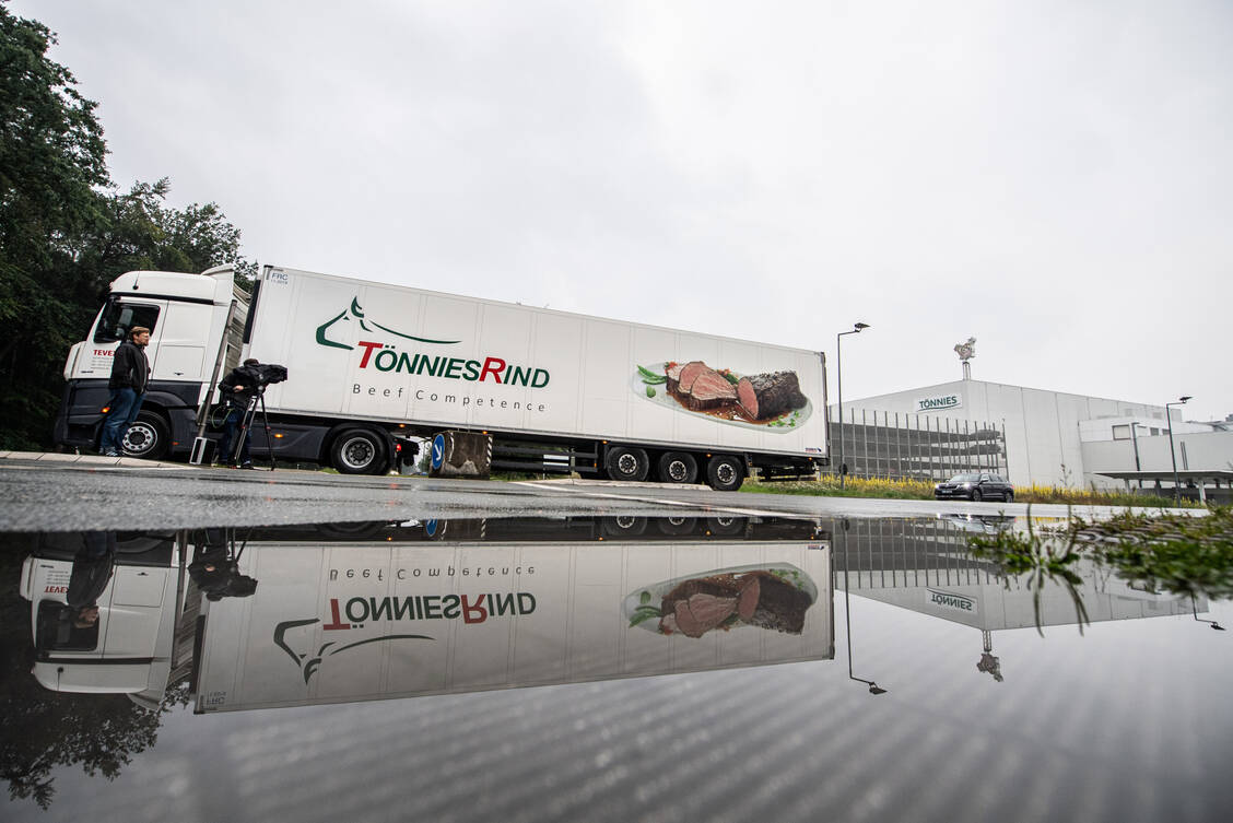 Im Zerlegebereich für Rinderviertel beim Fleischverarbeiter Tönnies in Rheda-Wiedenbrück erfolgten wahrscheinlich viele SARS-CoV-2-Infektionen. / Foto: picture alliance/dpa | Guido Kirchner