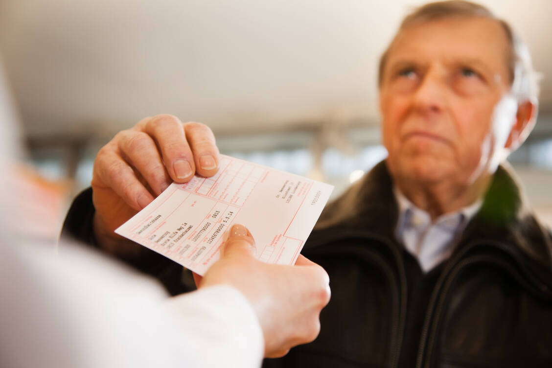Leichter Rückgang: Im Juli haben weniger Patienten ein Rezept in der Apotheke eingelöst als noch vor einem Jahr.  / Foto: Adobe Stock /pix4U