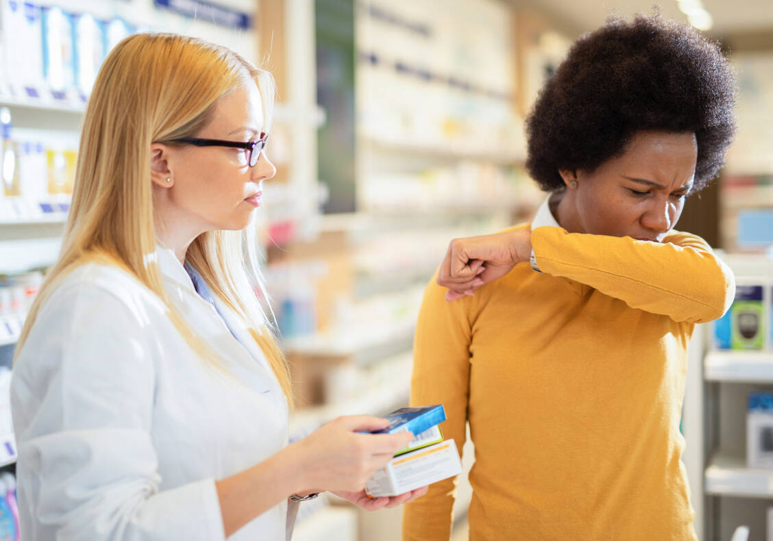 Jeder Hustenstoß belastet die Atemwege. Daher sollte die Therapie darauf abzielen, den Hustenreiz zu lindern oder zu stoppen. / Foto: Getty Images/DjelicS