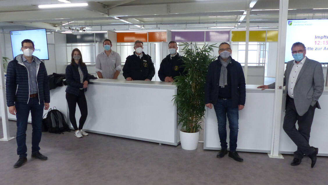 Das Team der Post-Apotheke mit Stephan Parzefall (Inhaber), Kim Lisa Voelkel und Christian Heckmann sowie der ärztliche Leiter des Impfzentrums Peter Stahl, der Kreisbrandinspektor Sebastian Mazassek, Vizelandrat Andreas Siebert und Landrat Uwe Schmidt (von links). / Foto: Landkreis Kassel/H. Kühlborn
