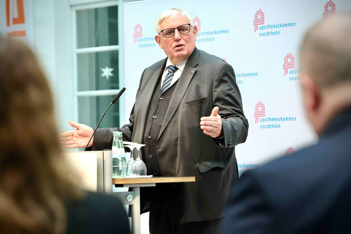 NRW-Landesgesundheitsminister Karl-Josef Laumann (CDU) hat beim Neujahrsempfang der Apothekerkammer Nordrhein seine Unterstützung für die Apothekerschaft bekräftigt.  / © AKNR / Wagner