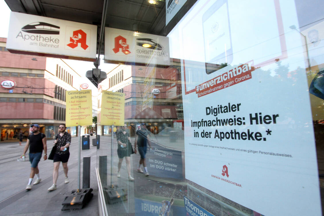 Mehr als 13.000 Apotheken bieten deutschlandweit die Ausstellung digitaler Covid-19-Impfnachweise an. Dieser Service gilt auch für Personen, die im Ausland geimpft wurden und für Drittstaatenangehörige – allerdings nur unter bestimmten Voraussetzungen. / Foto: imago images/Ralph Peters