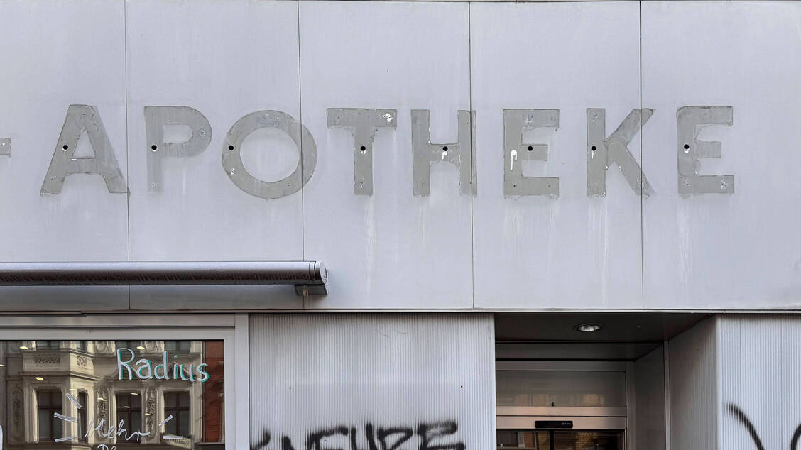 Die ABDA warnt in ihrer Stellungnahme zum GKV-Beitragssatzstabilisierungsgesetz vor einer weiteren Ausdünnung der Apotheke Landschaft. / © Imago/Guido Schiefer