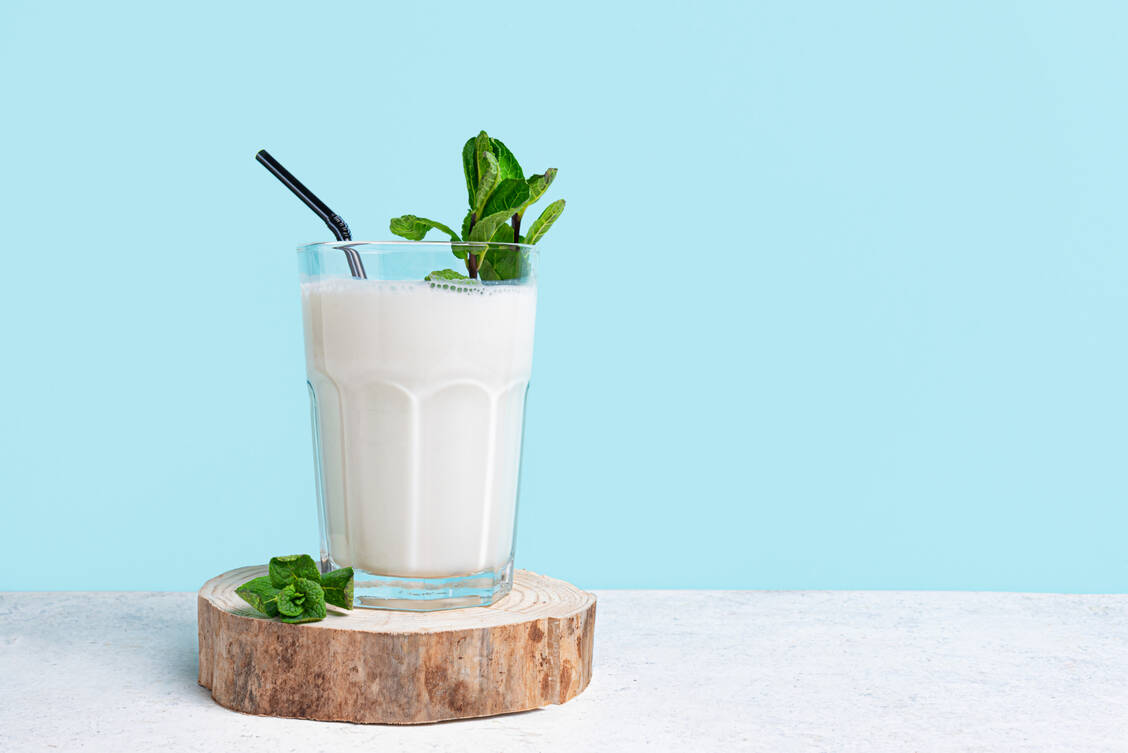 Ayran hilft, Salzverluste auszugleichen, die durch das Schwitzen bei hohen Temperaturen entstehen. / © Getty Images/Mizina