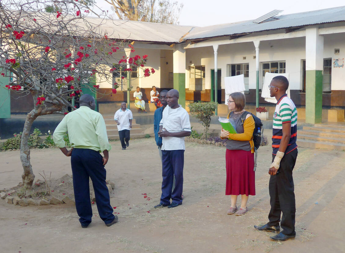 Vor-Ort-Termin: Zusammen mit ­malawischen Kollegen besuchte Apothekerin Nhomsai Hagen Gesundheitseinrichtungen in Malawi. / Foto: Jeremiah Kabaghe