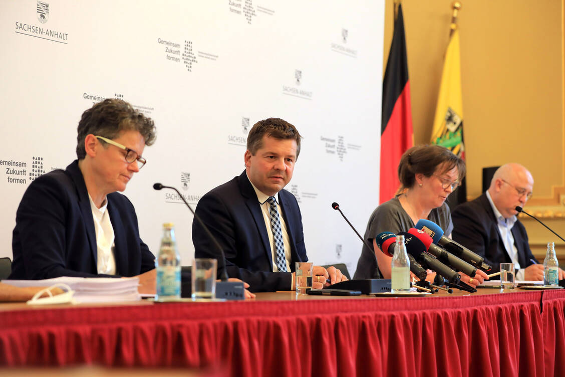 Die drei möglichen Koalitionäre Lydia Hüskens (FDP), Sven Schulze (CDU) und Juliane Kleemann und Andreas Schmidt (beide SPD, v.l.n.r.) haben in der vergangenen Woche einen Entwurf für einen neuen Koalitionsvertrag vorgestellt. / Foto: picture alliance/dpa/dpa-Zentralbild