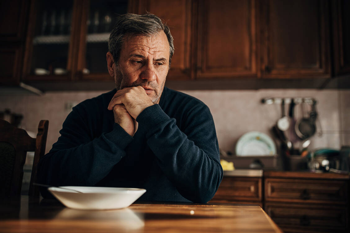 Schnupfen, Kopf- und Halsschmerzen und Fatigue sind die häufigsten Symptome bei einer Omikron-Infektion. Aber auch Appetitlosigkeit wurde gemeldet. / Foto: Getty Images/Nes
