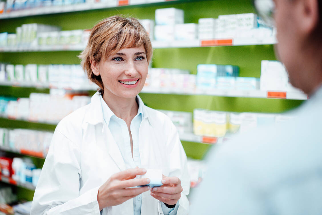 Wenn Apotheker merken, dass ein Patient mit seiner Medikation nicht klarkommt, lohnt sich eine Medikationsanalyse, die es in verschiedenen Formen gibt. / Foto: Getty Images/Westend61/Joseffson
