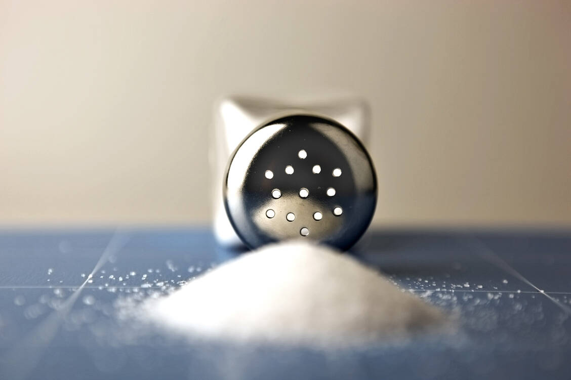 Ein hoher Salzgehalt der Zellen scheint bei Neurodermitis eine Rolle zu spielen. Ob eine salzarme Kost die Allergie positiv beeinflusst, ist jedoch noch nicht bewiesen. / Foto: Shutterstock/Nenov Brothers Images