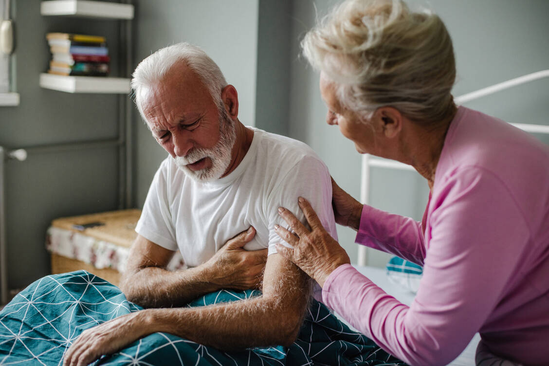 Bei gleichzeitiger Einnahme von Potenzmitteln und Nitraten bei Herzpatienten kann es zu einem starken Blutdruckabfall und kardiovaskulären Ereignissen wie Herzinfarkt kommen. / Foto: Getty Images/Smiljana Aleksic