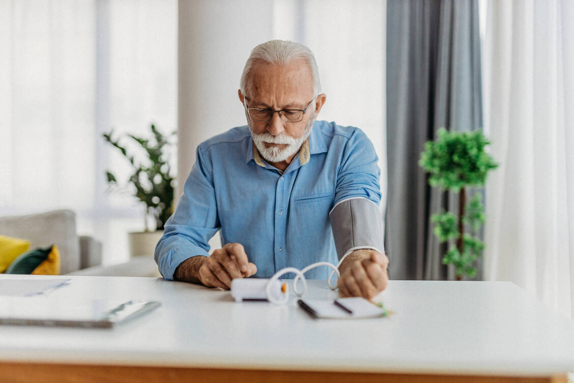 Vorbildlich: Hypertonie-Patienten kontrollieren ihren Blutdruck am besten jeden Tag morgens und abends selbst und dokumentieren den Verlauf mit Durchschnittswerten. / Foto: Getty Images/milan2099