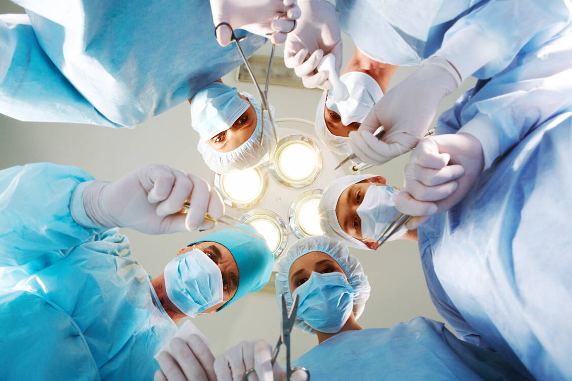 Komplizierte Eingriffe sollten ausschließlich in spezialisierten Kliniken durch sehr gut qualifizierte Mediziner vorgenommen werden, wünscht sich der Bundesgesundheitsminister. / Foto: Adobe Stock/pressmaster