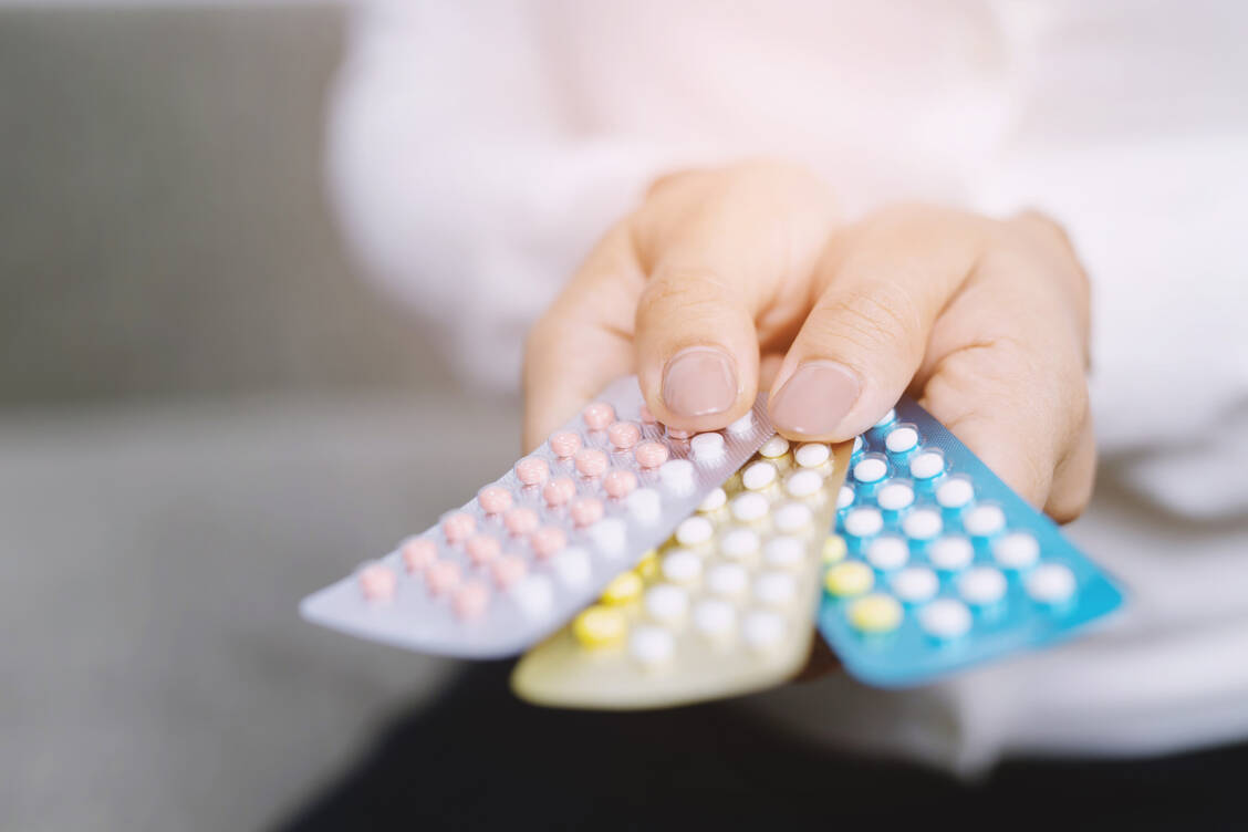 Die Antibabypille befindet sich seit Jahren im Abwärtstrend. Unter den Verordnungen steigt zudem die Anzahl von risikoärmeren Präparaten. / Foto: Adobe Stock/methaphum
