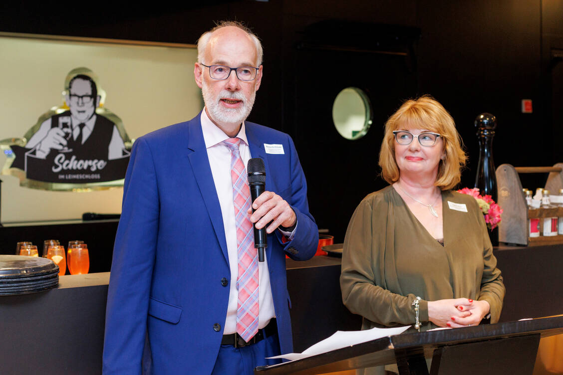 Der LAV-Vorstandsvorsitzende Berend Groeneveld und Kammerpräsidentin Cathrin Burs verdeutlichten den zum Sommerfest gekommenen Politikern, wie Ernst die Lage der Apotheken auch in Niedersachsen ist. / Foto: LAV Nds./Apothekerkammer Nds./Lorena Kirste